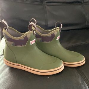 Xtra tuf. CAMOUFLAGE booties. Size 5